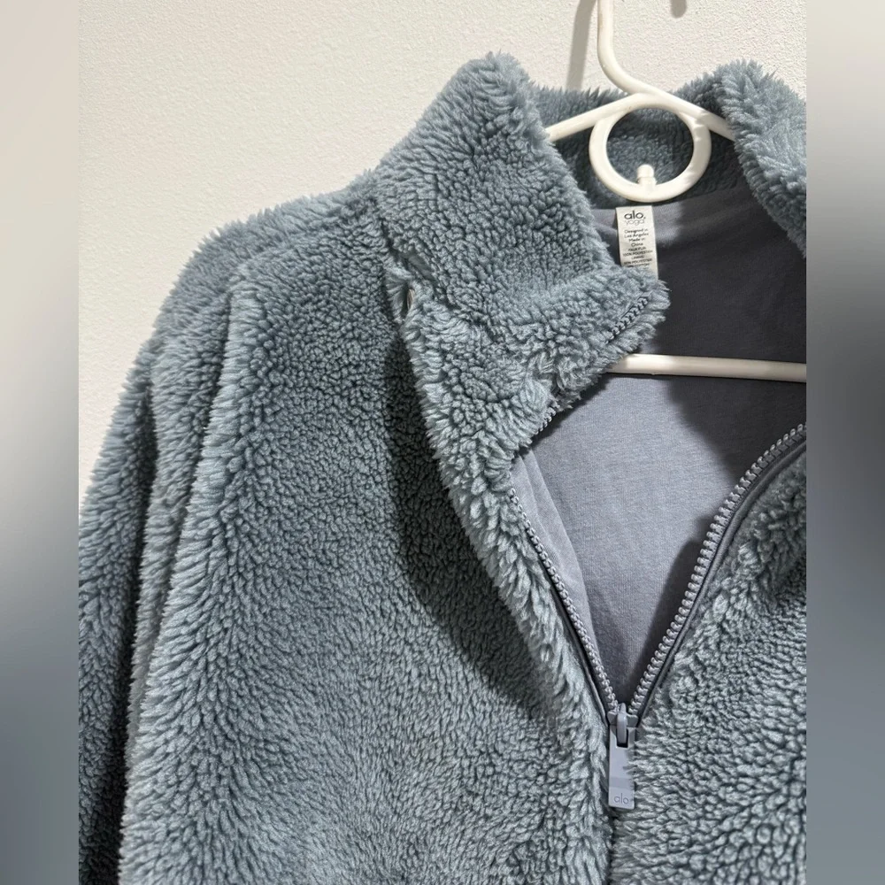 ALO YOGA Foxy Sherpa Cropped Hooded Fleece
Teddy Jacket Steel Blue - Picture 6 of 7